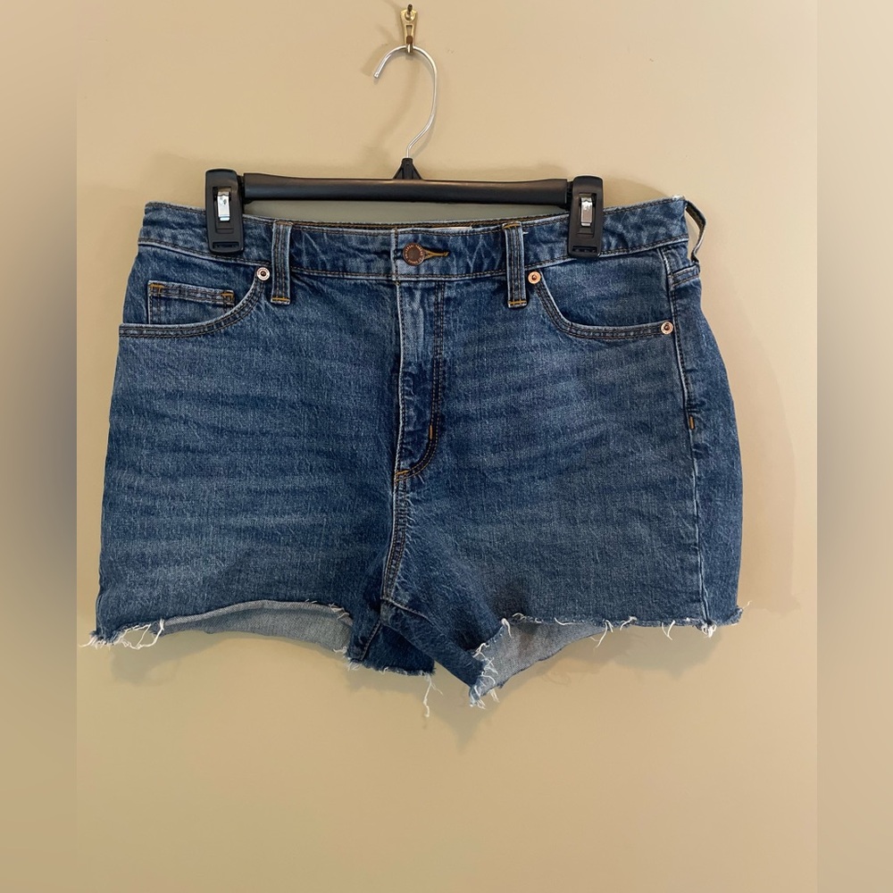 UNIVERSAL THREAD women’s vintage midi cut-off jean shorts, size 10